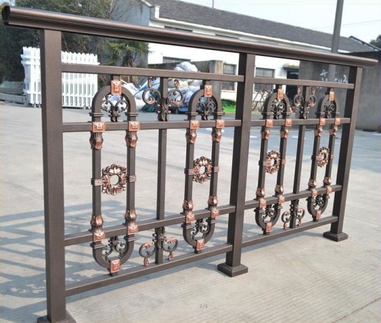 Barandilla decorativa vintage de balcón de hierro forjado