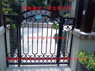 Aluminio ornamental de China / puerta de acero de hierro galvanizado para el hogar, jardín